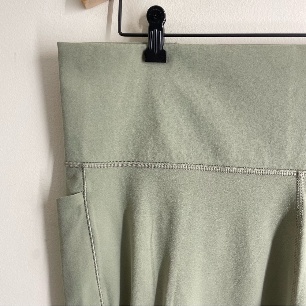 Athleta Salutation Stash Pocket II Capri Pant Eucalyptus Green size 3X - Picture 2 of 12